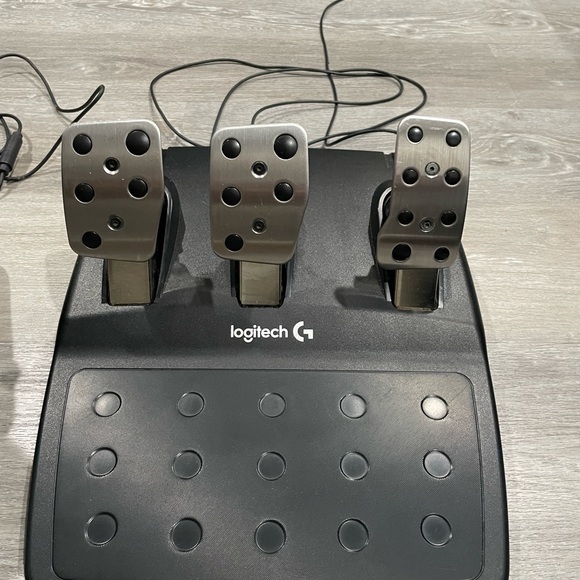 Logitech G920 Driving Force Racing Wheel for Xbox One/PC - Picture 3 of 3